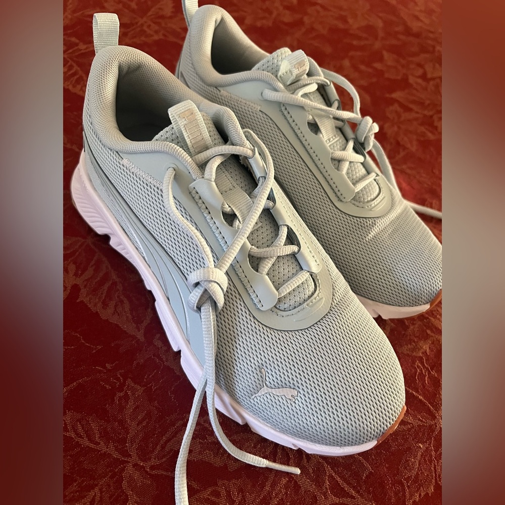 PUMA Ladies' FOCUS‎ LITE Flex Lite Sneaker Light Blue SIZE 8